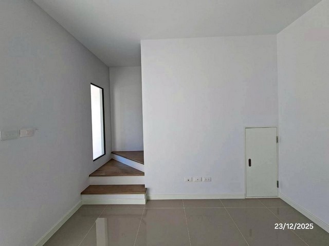 ให้เช่าทาวน์เฮาส์ 2 ชั้น ซอยอุดมสุข 51 ใกล้รถไฟฟ้าสายสีแหลือง และ BTS อุดมสุข ( บ้านเปล่าไม่มีเฟอร์นิเจอร์ )ราคาเช่า 20,000 บาท / เดือน ( สัญญาขั้นต่ำ 1 ปี ประกัน 2 เดือน ล่วงหน้า 1 เดือน )ที่ตั้ง ถนนสุขุมวิท 103 ซอยอุดมสุข 51 แขวงบางนา เขตบางนา กรุงเทพมหานคร 10260ติดต่อ : คุณภัสพงณ์ 0634098164Line : deedee23https://www.facebook.com/profile.php?id=61581484955548เนื้อที่ 34 ตารางวา จำนวน 2 ชั้น 2 ห้องนอน 2 ห้องน้ำ ที่จอดรถ 2 คันมี 1 ห้องครัว 1 �