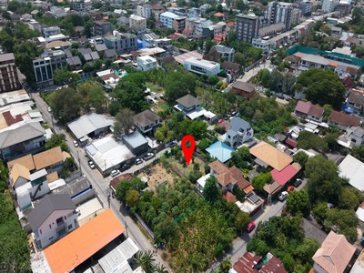 ความฝันอยากมีที่ดิน ใจกลางเมืองมาแล้ว!! ขายที่ดินเปล่า 97 ตารางวา ถมแล้ว สูงกว่าถนน ทำเล เสนานิคม รัชโยธิน ลาดพร้าว จตุจักร เหมาะทั้งปลูกบ้าน หรือทำกิจการขนาดเล็กและอยู่อาศัย .TPI-3051.ที่ตั้ง: เสนานิคม 1 ซอย 26 แยก 11  แขวงจันทรเกษม เขตจตุจักร จังหวัดกรุงเทพมหานครhttps://maps.app.goo.gl/7YjS5B1X9XBcxEaz8.รายละเอียด- เนื้อที่ 97 ตร.ว. ผังเมืองสีส้ม - แปลงสี่เหลี่ยม กว้าง 16 เมตร ลึก 24 เมตร- เป็นซอยชุมช�