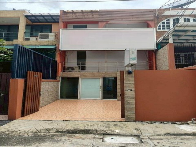 ให้เช่า ทาวน์โฮม 3 ชั้น ย่านทองหล่อ ทำเลใจกลางเมือง เขตวัฒนา ติดต่อ คุณปอ : 061 619 8565ID line: 061 619 8565แอดไลน์กดที่ลิงค์นี้ได้เลยครับ : https://line.me/ti/p/zu0mm-ozFXติดต่อ คุณบิว : 081 252 3279 ID line: 061 787 9691แอดไลน์กดที่ลิงค์นี้ได้เลยครับ : https://line.me/ti/p/SR5Ehdv_q-** รหัส BT112ราคา 90,000 บาท/เดือน สัญญา 1 ปี ประกัน 2 เดือน ล่วงหน้า 1 เดือน- ทาวน์เฮ้าส์ เหมาะพักอาศัยและออฟฟิศ ใจกลางทองหล่อ- ทาวน์เฮ้าส์ 3 ชั้น- ขนาด 24 ตารางวา- พื้นที่ใช้สอ�