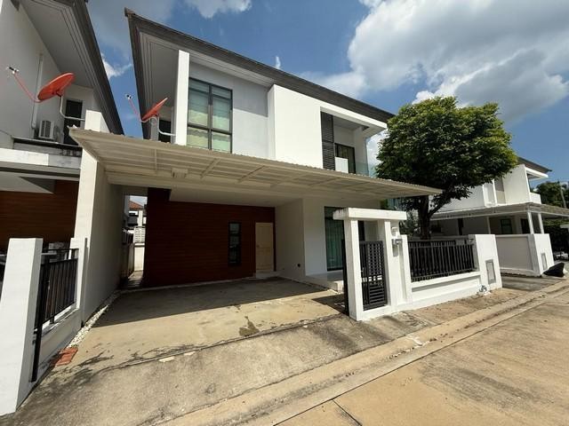 ให้เช่าบ้านเดี่ยว ย่านรามคำแหง หมู่บ้าน ออร่า รามคำแหง ซอยรามคำแหง 94 ใกล้รถไฟฟ้า MRT สัมมากร หน้าบ้านหันไปทิศใต้ ติดต่อ คุณปอ : 061 619 8565ID line: 061 619 8565แอดไลน์กดที่ลิงค์นี้ได้เลยครับ : https://line.me/ti/p/zu0mm-ozFXติดต่อ คุณบิว : 081 252 3279 ID line: 061 787 9691แอดไลน์กดที่ลิงค์นี้ได้เลยครับ : https://line.me/ti/p/SR5Ehdv_q-** รหัส BT111ราคา 28,000 บาท/เดือน รวมค่าส่วนกลางรายละเอียด- ที่ดิน 35 ตารางวา พื้นที่ใช้สอย 154 ตารางเมตร- หน้าบ้านหันไป�