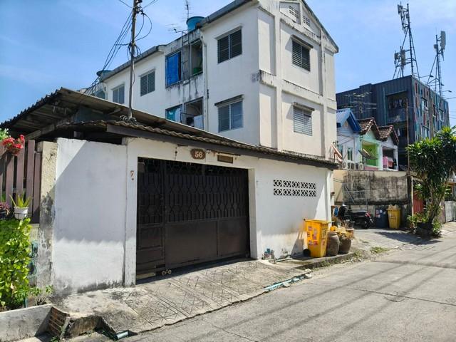 ขายที่ดิน 45 ตร.ว. พร้อมบ้านเดียว 1 ชั้น ซอยสุขุมวิท 101/1 เขตพระโขนง ใกล้ BTS ปุณณวิถีราคาขาย 4,000,000 บาทที่ตั้ง ถนนสุขุมวิท ซอยสุขุมวิท 101/1 (วชิรธรรมสาธิต 33 ) แขวงบางจาก เขตพระโขนง กรุงเทพติดต่อ : คุณภัสพงณ์ 0634098164Line : binkem22https://www.facebook.com/profile.php?id=61581484955548เนื้อที่ 45 ตารางวา ที่ดินหน้ากว้างประมาณ 7.30 เมตร พร้อมบ้านเดียว 1 ชั้นอยู่ในย่านชุมชน อาพาร์ตเมนต์ หอพัก แหล่งของกิน ร้านสะดวกซื้อเหมาะทำโฮ�