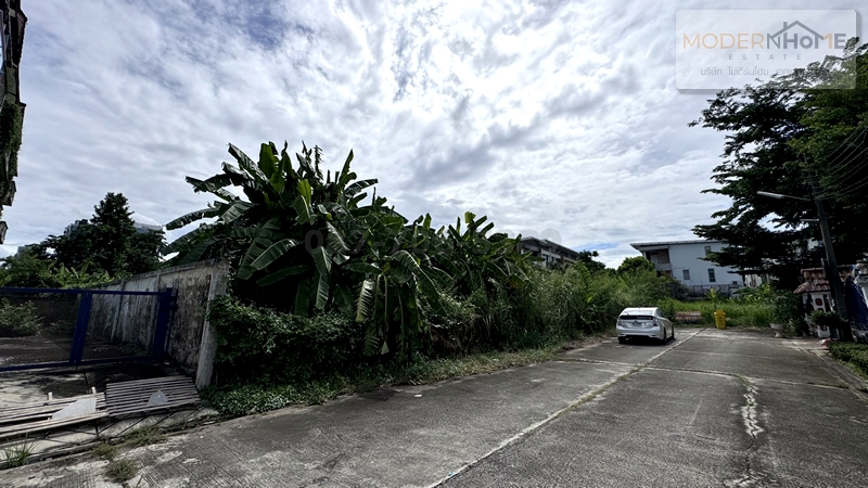 ขายที่ดินเปล่า 1 ไร่ ซอยแจ้งวัฒนะ-ปากเกร็ด23 บางพูด ปากเกร็ด นนทบุรีที่ดินแจ้งวัฒนะ 23 ใกล้เมืองทองธานี รถไฟฟ้าสีชมพู 2สถานี ทางด่วนศรีรัชขายที่ดินสวย แจ้งวัฒนะ ปากเกร็ด 23 เนื้อที่ 1 ไร่ ที่สวยมาก เดินทางสะดวกรายละเอียด- ซอย แจ้งวัฒนะปากเกร็ด23 (ถนนข้างวีรสุ-แจ้งวัฒนะ) ถนนแจ้งวัฒนะ อำเภอปากเกร็ด นนทบุรี 11120- เข้าซอยประมาณ 2 กม ผ่าน คอนโดมิเนียมและหอพัก หลากหลาย- เข้�