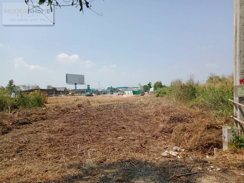 ขายที่ดินถมแล้ว แปลงมุม ซอยรามอินทรา 5 แยก 18 เนื้อที่ 200 ตร.ว. ถนนรามอินทรา เขตบางเขนที่อยู่ - ถนนหลัก รามอินทรา ถนนรอง เทพรักษ์ แขวงท่าแร้ง เขตบางเขน จ.กรุงเทพมหานคร ท่าแร้ง บางเขน กรุงเทพมหานครรหัสทรัพย์สิน: MH66008 ประเภททรัพย์สิน : ที่ดิน แปลงมุม หน้ากว้าง 40 เมตร x 20 เมตร มีน้ำและไฟฟ้าเข้าถึงพร้อม ทำเลดี ติดถนนซอย อยู่ในแหล่งชุมชน เหมาะกับการสร้างโรงงาน , โกดังเก็บข