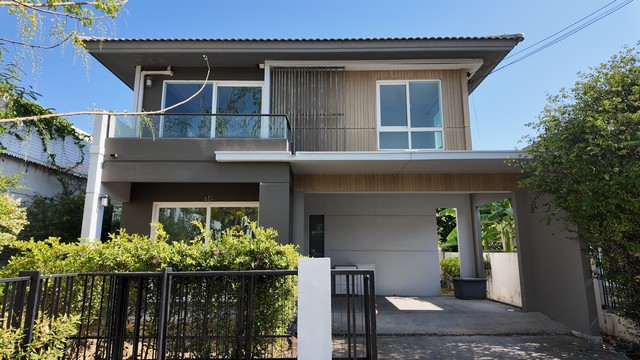    ขายบ้านเดี่ยว 2 ชั้น โครงการ  บ้านชัยพฤกษ์ รามอินทรา-พระยาสุเรนทร์    แขวงบางชัน เขตคลองสามวา กรุงเทพฯ   ราคา  5,390,000    บาท  (ราคาต่อรองได้)  รายละเอียดทรัพย์ -  เนื้อที่ 52.8 ตร.ว.   -  3 ห้องนอน 3 ห้องน้ำ   -  ที่จอดรถ 2 คัน -  บ้านหันไปทางทิศ เหนือ  พิกัดทรัพย์ : https://maps.app.goo.gl/TCpM9WGaJAw6ykzY7  สถานที่ใกล้เคียง   -  บิ๊กซี ซูเปอร์เซ็นเตอร์ สุวินทวงศ์ -  โรงพยาบาลนวมินทร์ 9 -  ตลาดมีนบุรี -  สถานีรถไฟฟ้ามีนบุ