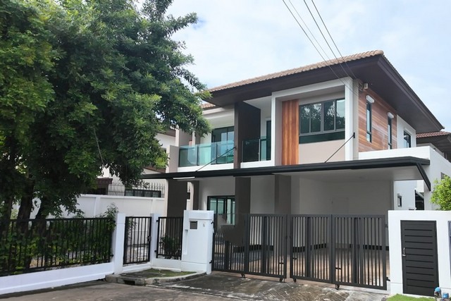    ขายบ้านเดี่ยว 2 ชั้น โครงการ  บุราสิริ พหลโยธิน-สายไหม    ถนนพลโยธิน แขวงสายไหม เขตสายไหม กรุงเทพ   ราคา  7,800,000   บาท  (ราคาต่อรองได้)  รายละเอียดทรัพย์ -  เนื้อที่ 64.3 ตร.ว.  พื้นที่ใช้สอย 177.28 ตร.ม. -  3 ห้องนอน 3 ห้องน้ำ   -  ที่จอดรถ 2 คัน -  บ้านหันไปทางทิศ ใต้  พิกัดทรัพย์ : https://maps.app.goo.gl/JKD4cfr3SFHZhass6  สถานที่ใกล้เคียง   -  BTS แยก คปอ -  สายไหม อเวนิว -  โรงพยาบาลซีจีเอช สายไหม -  โรงเรียนสารสาสน์วิเทศสาย�