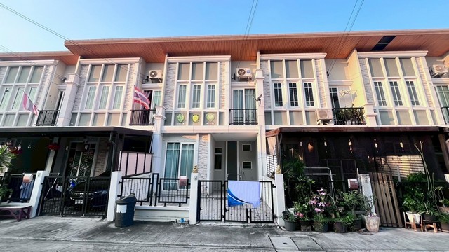    ขายทาวน์เฮ้าส์ 2 ชั้น โครงการ โกเด้นท์ ทาวน์ - บางนา - สวนหลวง   แขวงดอกไม้ เขตประเวศ กรุงเทพ   ราคา  2,419,000   บาท  (ราคาต่อรองได้)  รายละเอียดทรัพย์ -  เนื้อที่ 16.3 ตร.ว.  พื้นที่ใช้สอย 96 ตร.ม. -  2 ห้องนอน 2 ห้องน้ำ   -  ที่จอดรถ 2 คัน -  บ้านหันไปทางทิศ ใต้  พิกัดทรัพย์ : https://maps.app.goo.gl/K8RGr58Vx6QvnabE9  สถานที่ใกล้เคียง   -  Mega บางนา  8 กม. -  โรงเรียน นานาชาติ ชาร์เตอร์  5.1 กม. -  Central บางนา  10.4 กม. -  ตลาดนัดรถไฟ  14.2 กม.  รหัส�