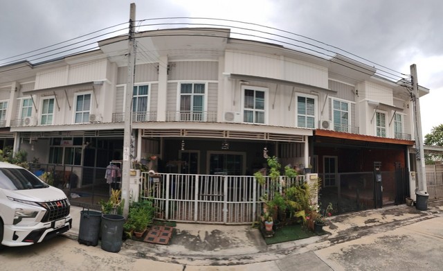    ขายทาวน์เฮ้าส์ 2 ชั้น โครงการ หมู่บ้าน พฤกษาวิลล์ 80 พระราม 2 ท่าข้าม   ซอยเทียนทะเล 7 แยก 6 ถนนบางขุตเทียน-ชายทะเล เขตบางขุนเทียน กรุงเทพ  ราคา  2,890,000   บาท  (ราคาต่อรองได้)  รายละเอียดทรัพย์ -  เนื้อที่ 22.1 ตร.ว.   พื้นที่ใช้สอย 95 ตร.ม. -  3 ห้องนอน 2 ห้องน้ำ   -  ที่จอดรถ 2 คัน -  บ้านหันไปทางทิศ  พิกัดทรัพย์ : https://maps.app.goo.gl/t6aRQH832cjDLDsd9  สถานที่ใกล้เคียง   -  เซ็นทรัลพระราม 2  5.1 กม. -  บิ๊กซี ท่าข้าม  4.2 กม. -  โร