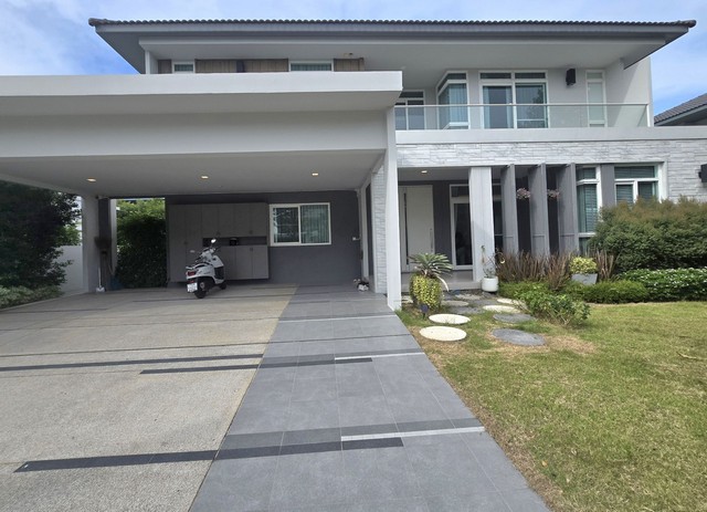 เช่าบ้านเดี่ยว2ชั้นLuxury วิวสวน ,มอเตอร์เวย์ กรุงเทพกรีฑาตัดใหม่ตกแต่งด้วยหินอ่อนทั้งหลัง•112ตารางวา •4 ห้องนอน 3ห้องน้ำ •2ห้องนั่งเล่น 1ห้องครัว •แอร์ 6เครื่อง•+พร้อมเฟอร์นิเจอร์ครบทุกห้องจอดรถ 6 คันโครงการหรู อยู่ถนนกรุงเทพกรีฑาตัดใหม่ ทะลุออกรามคำแหงซอยมิสทีนได้•สวนสาธารณะ,Master Club,สระว่ายน้ำ,ฟิตเนส,ซาวน่า,สตรีม,ระบบ CCTV ,Access Card•ใกล้เซ็นทรัล พระราม 9,เดอะมอลล์ บางกะ�
