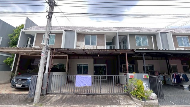    ขายทาวน์เฮ้าส์ 2 ชั้น โครงการ เดอะคัลเลอร์ส พรีเมี่ยม วงแหวน - รามอินทรา  แขวงบางชัน เขตคลองสามวา กรุงเทพ  ราคา  2,290,000   บาท  (ราคาต่อรองได้)  รายละเอียดทรัพย์ -  เนื้อที่ 20 ตร.ว.  พื้นที่ใช้สอย 108 ตร.ม. -  3 ห้องนอน 2 ห้องน้ำ   -  ที่จอดรถ 2 คัน -  บ้านหันไปทางทิศ ตะวันออก  พิกัดทรัพย์ : https://maps.app.goo.gl/SkQYvLVG7obkdJBG7  สถานที่ใกล้เคียง   -  โรงพยาบาลนพรัตนราชธานี  7.9 กม. -  Fashion Island  6.3 กม. -  ตลาดมีนบุรี  7.4 กม. -  รถไฟ�