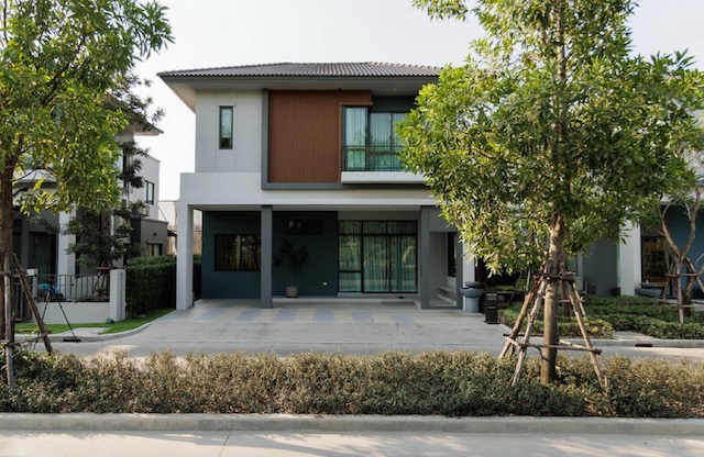 BH4014 ให้เช่าบ้านเดี่ยว นิรติดอนเมือง ใกล้ ท่าอากาศยานดอนเมือง และ รถไฟฟ้าสายสีแดง บ้านหรูพร้อมอยู่ติดต่อAgent คุณบัว Buaโทร 0936464597LINE ID Bua093ราคาเช่า 95,000 บาทต่อเดือนรายละเอียดบ้านเดี่ยวหรูให้เช่า โครงการนิรติดอนเมือง ทำเลศักยภาพใกล้สนามบิน เหมาะสำหรับครอบครัว ผู้บริหาร หรือชาวต่างชาติ เดินทางสะดวก เข้าเมืองง่าย รองรับทั้งอยู่อาศัยและ Home Officeตัวบ้านหันหน้าทิศใต้ รับล�