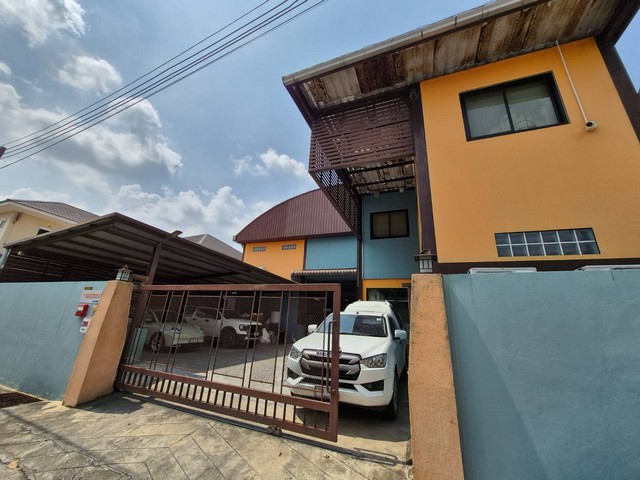 ขายโกดัง อาคารสำนักงาน เมืองปทุมธานี จังหวัดปทุมธานีโกดัง/อาคารสำนักงาน 130 ตารางวาเนื้อที่ใช้สอย 1,000 ตารางเมตรเนื้อที่ 130 ตารางวา อ.เมือง จ.ปทุมธานีขาย 7,500,000 บาทโอนคนละครึ่ง-ห้องทำงาน 5 ห้อง-ห้องประชุม 1 ห้อง-ห้องน้ำ 3 ห้อง-ห้องเก็บของขนาดใหญ่ 2 ห้อง-กล้องวงจรปิด 16 ตัว-เครื่องปรับอากาศ 8 เครื่อง-ที่จอดรถ 5 คันสถานที่ใกล้เคียง- ฝั่งตรงข้ามไทวัสดุปทุมธานี- ใกล้ BigC Lotus ปทุมธ�