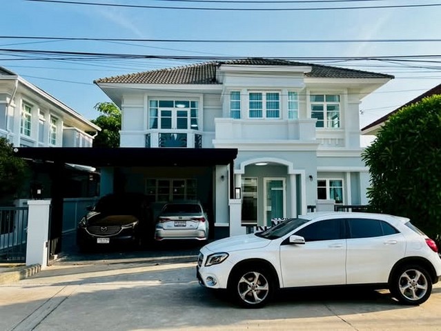 RH02154 บ้านเดี่ยว รีโนเวทใหม่ หมู่บ้านอนันดา สปอร์ต ไลฟ์  4 ห้องนอน  3 ห้องน้ำ  เฟอร์นิเจอร์บางส่วนหมู่บ้านอนันดา สปอร์ต ไลฟ์ ที่อยู่: ซอย บ้านอนันดา บางนา-วินด์มิลล์ ตำบล บางพลีใหญ่ อำเภอบางพลี สมุทรปราการ 10540 75 ตารางวา  พื้นที่ใช้สอย 240 ตร.ม. 4 ห้องนอน 3 ห้องน้ำ ครัวบิ้วอินขนาดใหญ่ (ติดตั้งใหม่) เฟอร์นิเจอร์บางส่วน เพดานสูง พร้อมโคมไฟ Chandelierโต๊ะทานอาหารสไตล์ Muji ใกล้สนามกอล�