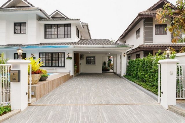 ให้เช่า 62,000 บาท/เดือน ขาย 9.49 ล้าน #โซนสุเทพ #เชียงใหม่เลคแลนด์ บ้านพูลวิลล่า 2 ชั้น #เฟอร์นิเจอร์ครบ บนถนนคันคลองชลประทาน #ใกล้มช. #หิ้วกระเป๋าพร้อมเข้าอยู่ได้เลยค่ะ                เนื้อที่ 74.9 ตารางวาพื้นที่ใช้สอย 270 ตรม.5 ห้องนอน (รวมห้องแม่บ้าน)​      5 ห้องน้ำ (แยกโซนเปียก โซนแห้ง)  ประตูบ้านระบบปิด เปิด ด้วยรีโมท อัตโนมัติห้องอาหาร พร้อม โต๊ะเก้าอี้รับประทานอาหารห้องครัว เคาน