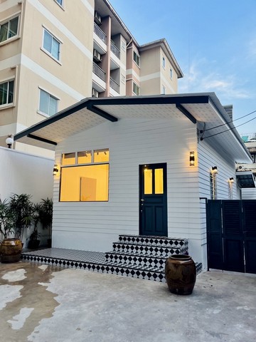 รหัสC7137 ให้เช่าบ้านชั้นเดียว เหมาะทำเป็นออฟฟิศ หรือธุรกิจที่เหมาะสม ย่านสาทร เจริญราษฎร์ **ให้เช่า**ราคาเช่า 45,000 บาท/เดือน (ประกัน2 ล่วงหน้า1)สนใจติดต่อโทร : 095-823 9789 คิทLine id : candy.456Line Add Friend : https://line.me/ti/p/rHhjrvhm_zโทร : 091-782 8924 ต้นLine : seng.456Line Add Friend : https://line.me/ti/p/iHsUxP2IlTบ้านชั้นเดียว เหมาะทำเป็นออฟฟิศ หรือธุรกิจที่เหมาะสม ย่านสาทร เจริญราษฎร์ เนื้อที่ 38 ตารางวา   หน้ากว้าง 8.5 ม. ลึก 18.6 ม.หมายเหตุ : รถยนต์เข้าไม่ไ
