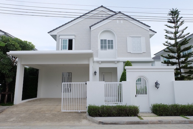 BH3992 ให้เช่าบ้านเดี่ยว หมู่บ้านชัยพฤกษ์ บางนา กม.15 ใกล้สนามบินสุวรรณภูมิ เฟอร์นิเจอร์ครบ พร้อมเข้าอยู่ติดต่อ Agent คุณบัว (Bua)Tel: 093-646-4597 LINE ID: Bua093ค่าเช่า 80,000 บาท/เดือนบ้านเดี่ยวคุณภาพในโครงการ หมู่บ้านชัยพฤกษ์ บางนา กม.15 ทำเลศักยภาพโซนบางนา ใกล้สนามบินสุวรรณภูมิ เหมาะสำหรับครอบครัว คนทำงาน หรือชาวต่างชาติ เดินทางสะดวก ใกล้โรงเรียนนานาชาติและห้างสรรพสินค้าชั้นนำรายละ�