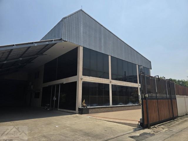 ให้เช่าโกดังพร้อมออฟฟิศ 600 ตรม. ย่านลาดพร้าว โชคชัย 4 ซอยลาดพร้าววังหิน 47 ทำเลดี*** ราคาเช่า 100,000 บาท/เดือนติดต่อ:: ชยา โทร/ID Line:: 0942823961Link Line:: https://line.me/ti/p/3xFA1An8Kcรหัส# T26-606โกดังพร้อมออฟฟิศย่านลาดพร้าว โชคชัย 4 ซอยลาดพร้าววังหิน 47 ทำเลดี• พื้นที่ 600 ตร.ม.• พร้อมอาคารสำนักงาน 2 ชั้น• ไฟ 3 เฟส• รถ 6 - 10 ล้อเข้าได้ ถนนกว้างประมาณ 5 เมตร• จอดรถหลายคัน• เดินทางสะดวก เข้าซอยไม่ลึก ทำเลดี• เหมาะสำหรับ
