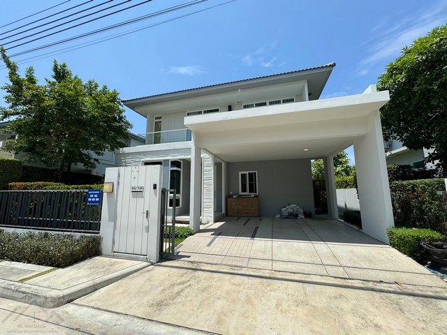ให้เช่าบ้านเดี่ยว 2 ชั้น 80 ตรว. 4 ห้องนอน โครงการมัณฑนาบางนา-วงแหวน (รามคำแหง 2) ใกล้เมกะบางนา *** ราคาเช่า 110,000 บาท/เดือน   ติดต่อ:: ชยา โทร/ID Line:: 0942823961   Link Line:: https://line.me/ti/p/3xFA1An8Kcรหัส# T26-582บ้านเดี่ยวหรู โครงการ มัณฑนาบางนา-วงแหวน (รามคำแหง 2) ใกล้เมกะบางนา • ขนาดที่ดิน 80 ตรว • พื้นที่ใช้สอย 220 ตรม• 4 ห้องนอน 4 ห้องน้ำ   • 1 ห้องแม่บ้าน 1 ห้องนั่งเล่น + โซนห้องทำงาน• 1 ระเบียงข้างบ้านและหลังคา• 1 ห้องค