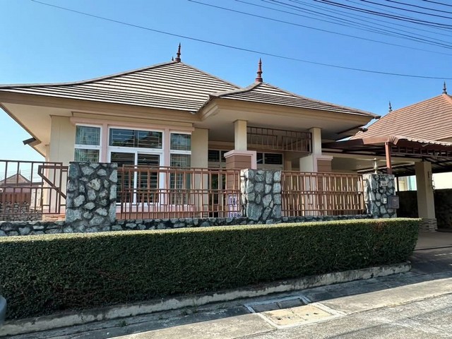 บ้านเดี่ยว ขาย/ให้เช่า 3 ห้องนอน 3 ห้องนอน เนื้อที่เยอะ มีเฟอร์ พร้อมอยู่ ใกล้หาดกระทิงลาย ใกล้นานาชาติรีเจนท์ พัทยา บางละมุง ชลบุรีโทร. 095-196-4242 (คุณจุ๊)Line ID : jll689WhatsApp : wa.me/66951964242FB page : https://www.facebook.com/ChulaluckHomeliving/รายละเอียดทรัพย์สิน:- ขนาดที่ดิน 85 ตารางวา / พื้นที่ใช้สอย 140 ตารางเมตร- 3 ห้องนอน  3 ห้องน้ำ- ห้องนั่งและพื้นที่ส่วนตัวสำหรับครอบครัว- ที่จอดรถส่วนตัวได้ 2 คัน- รวมเฟอร์นิเจอร์ และเคร�
