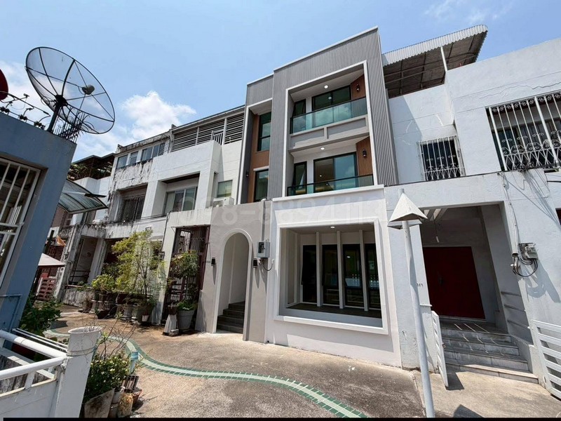 ทาวน์โฮม 4.5 ชั้นพร้อมลิฟต์ - สุขุมวิท 101ราคา 13,900,000 บาท** ฟรีโอน รายละเอียด :ขนาดพื้นที่ 25.9 ตารางวา4 ห้องนอน 6 ห้องน้ำ 1 ห้องแม่บ้าน พร้อมครัว 3 จอดรถหน้าบ้านทิศตะวันออกตกแต่งใหม่พร้อมอยู่ทำเลใกล้ BTS ปุณณวิถีสถานที่ใกล้เคียง - รถไฟฟ้า BTS สถานีปุณณวิถี- True Digital Parkการเดินทางสะดวก- BTSปุณณวิถี- รถไฟฟ้าสายสีเหลือง- ถนนสุขุมวิท 101- ถนนอุดมสุข- ถนนศรีนครินทร์- ถนนอ่อนนุช- ทางพิเศษบูรพา�