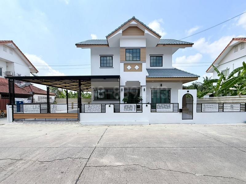 บ้านเดี่ยว 2 ชั้น ม.ประภาวรรณรายละเอียดบ้าน:- เนื้อที่ 59 ตรว.- 4 ห้องนอน 2 ห้องน้ำ- 1 ห้องโถงใหญ่ 1 ห้องครัว- มีห้องนอนชั้นล่างสำหรับผู้สูงอายุ- จอดรถได้ 3 - 4 คัน- มีพื้นที่โล่ง ซ้าย ขวา - หลังบ้านโล่ง * หมู่บ้านมีที่ตั้งทำเลดี ใกล้ถนนสายหลักหลายสาย อาทิ ถนนร่มเกล้า ถนนสุวินทวงศ์ และถนนรามคำแหง* หมู่บ้านล้อมรอบไปด้วยแหล่งอำนวยความสะดวก อาทิ มหาวิทยาลัยเกษมบัณฑิต วิทยา