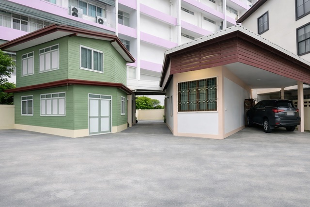 ม. ราชภัฏบ้านสมเด็จเจ้าพระยา 200 ม. สี่แยกบ้านแขก MRT อิสระภาพ 11-17 บ้านเช่า 2 หลัง 7นอน 4 น้ำ 60ตรว. 240ตร.ม. ใกล้ BIG C อิสรภาพ 199ม. และ BTS วงเวียนใหญ่ 1.1 กม. 18,999-19,999 B-MRajabhat BanSomdej Chaopraya U. 200m. BanKhaek Intersection MRT Isaraphap 11-17 House for Rent 2 Units 7Beds 4Baths 60Sq.wa 240Sq.m. Near BIG C Isaraphap 199m. and BTS Wongwian Yai 1.1 km. 18,999-19,999B-Mถนนอิสรภาพ 11-17 แขวงหิรัญรูจี เขตธนบุรี กรุงเทพมหานคร 10600ขนาด 60 ตรว. 240 ตร.ม.Size 60 Sq.wa 240 Sq.m.บ้านไม้และบ้านปูนในพื้นที่เดียวกัน  บ้านไม้ชั้นบนมี 5 ห้องนอนเล็ก 2 ห้อ�