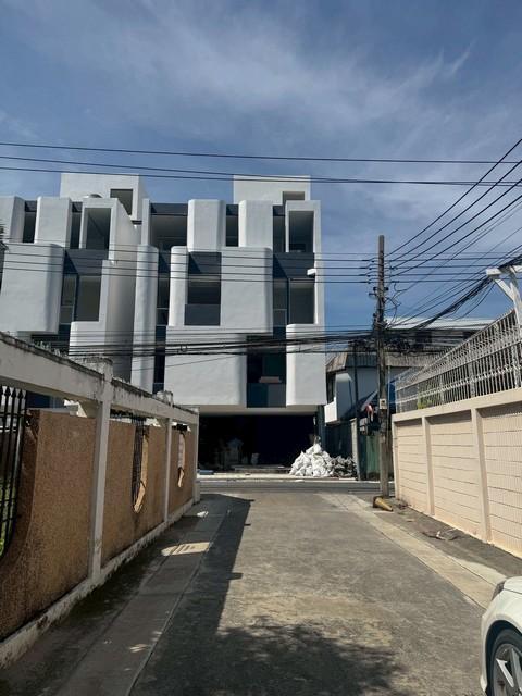 ให้เช่าที่ดิน 93 ตร.ว. ย่านอารีย์ อารีย์สัมพันธ์ 3 เหมาะกับทุกธุรกิจร้านอาหาร , คาเฟ่ , สปา , สตูดิโอ หรือโฮมออฟฟิศราคาเช่า 65,000 บาท / เดือนที่ตั้ง ถนนอารีย์สัมพันธ์ ซอยอารีย์สัมพันธ์ 3 แขวงพญาไท เขตพญาไท กรุงเทพมหานครติดต่อ : คุณภัสพงณ์ 0634098164Line : deedee23https://www.facebook.com/profile.php?id=61581484955548เนื้อที่ 93 ตารางวาพร้อมห้องเก็บของ สามารถทุบ - รื้อ ทุกสิ่งบนที่ดินได้ที่ดิน จากปากซอย เพียง 500 เมตรบรรย�