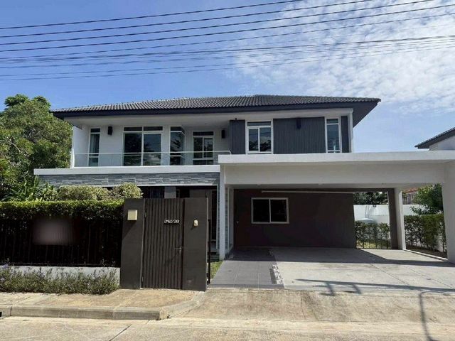 บ้านใหม่ไม่เคยอยู่ ขาย 18.5 ล้าน​ เนื้อที่ 119.5 ตรว. 4 นอน 5 น้ำ #สันทราย โครงการคุณภาพจาก​ #land&houses บ้านหลังใหญ่ 2 ชั้น หลังสุดท้าย อยู่ติดสวนส่วนกลาง​ขนาดที่ดิน 119.50 ตรว.พื้นที่ใช้สอย  289 ตรม.4 ห้องนอน 5 ห้องน้ำ (มีห้องนอนด้านล่าง)1 ห้องครัวไทย-ยุโรป 1 ห้องนั่งเล่น1 ห้องแม่บ้าน1 ห้องพระโรงจอดรถ 3 คันถนนหน้าบ้านค่อนข้างส่วนตัว​ ไม่ใช่ทางหลักเข้าโครงการด้านใน​ รั้วติดเพื่อนบ้า�