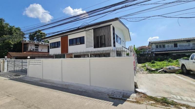ให้เช่าบ้านเดี่ยว 2 ชั้น ย่านโชคชัย 4 ลาดพร้าว-วังหิน เสนานิคม ใกล้เลียบด่วน เหมาะอยู่อาศัยและทำโฮมออฟฟิศ ( บ้านเปล่าไม่มีเฟอร์ )ราคาเช่า 80,000 บาท / เดือน ( สัญญาขั้นต่ำ 1 ปี ประกัน 2 เดือน ล่วงหน้า 1 เดือน )ที่ตั้ง ถนนโชคชัย 4 ซอยโชคชัย 4 แขวงลาดพร้าว เขตลาดพร้าว กรุงเทพมหานคร 10230ติดต่อ : คุณภัสพงณ์ 0634098164Line : deedee23https://www.facebook.com/profile.php?id=61581484955548เนื้อที่ 92 ตารางวา พื้นที่ใช้สอย 250 ตารางเมตร จ�