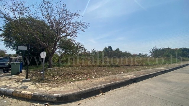 รหัสทรัพย์ : N1134ที่ดินเปล่า ถมแล้ว 308.9 ตร.วา หมู่บ้าน การ์เด้นลากูน่า ฉะเชิงเทรา แปลงมุม ติดทะเลสาบ&nbsp;ที่ตั้ง : ตำบลคลองหลวงแพ่ง อำเภอเมืองฉะเชิงเทรา จังหวัดฉะเชิงเทรา 24000รายละเอียดทรัพย์&nbsp;-&nbsp;ที่ดินเปล่า ถมแล้ว เนื้อที่ดิน 308.9 ตารางวา-&nbsp;หน้ากว้างประมาณ 37 เมตร ลึก 44 เมตร (แปลงมุม)-&nbsp;โครงการนำ ระบบสายไฟฟ้าลงใต้ดินทั้งโครงการ-&nbsp;ด้านหลังที่ดินติด LAKE VIEW ขนาดใหญ่ บรรยากา�