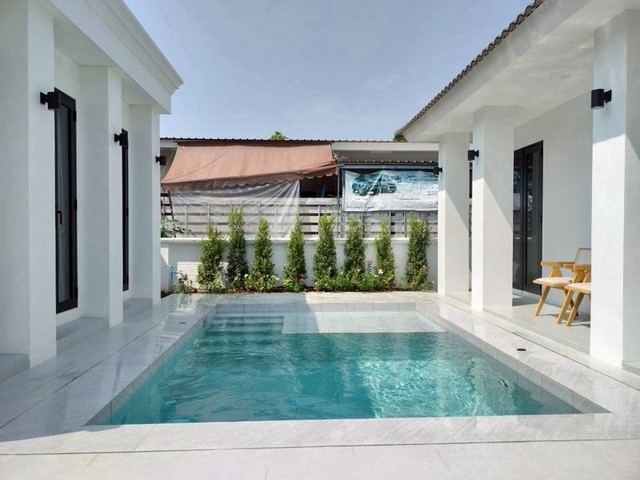 ให้เช่า 55,000 บาท/เดือน ขาย 6.8 ล้าน #โซนหางดง Luxury Pool Villa – บ้านพูลวิลล่าสไตล์ Modern Luxury #รีโนเวทและสร้างใหม่ ตกแต่งทันสมัย สามารถปล่อยเช่า #Airbnb ได้รายละเอียดบ้าน:ที่ดิน 74 ตร.ว. | พื้นที่ใช้สอย 160 ตร.ม.3 ห้องนอน | 3 ห้องน้ำLiving room ติดสระว่ายน้ำครัว open space พร้อมไอแลนด์เฟอร์นิเจอร์ครบ: ตู้เย็น, แอร์ 4 เครื่อง, เครื่องทำน้ำอุ่น 3 เครื่อง, ไมโครเวฟ, เตาไฟฟ้า, TVGuest House แยก สามารถปล่อยเช่า Airbnb ได้โรงจอดรถ�