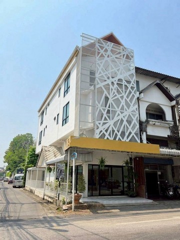 #โซนพระสิงห์ ให้เช่า 100,000 บาท/เดือน ขาย 22 ล้าน Hostel 3.5 ชั้น ทำเลทอง กลางเมืองเชียงใหม่ #ใกล้ถนนคนเดินท่าแพ เพียง 350 ม. โอกาสลงทุน พร้อมเปิดต่อยอดได้ทันที!รายละเอียดทรัพย์อาคาร 3.5 ชั้น + ชั้นลอยห้องมุม ติดถนน หลัง วัดพระสิงห์วรมหาวิหารหน้ากว้าง 4.5 ม. ลึก 16 ม. + ระเบียง 1 ม.ฟังก์ชันภายใน7 ห้องนอน (รองรับมากกว่า 20 คน)12 ห้องน้ำ10 ห้องอาบน้ำ (แยกชาย-หญิง)ชั้น 1 มีห้องกระจก (ทำ Tour / Reception ได้)ใ�