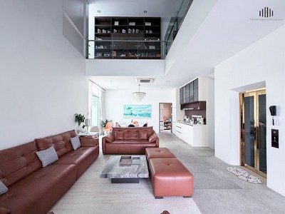เพียง 200 เมตรจากปากซอย ! บ้านใหม่ หลังมุม 84 ตร.วา ! ปล่อยเช่าบ้านเดี่ยวหรู 3 ชั้นพร้อมลิฟต์พรีเมียม ย่านพระราม 9 ซอย 55 ! 4 นอน 5 น้ำ 4 จอด พร้อมห้องแม่บ้าน !ใกล้เดอะไนท์ , รพ.สมิตติเวช และโรงเรียนนานาชาติ ไบร์ตัน ,เวลลิงตัน ! ด่วนมาก.TPI-3061.สามารถรับชมวิดิโอได้ที่ : https://youtube.com/shorts/YTjppZQ0MQk.สามารถรับชมภาพ 360 องศาทุกมุมมองได้ที่ : https://360tour.thaipropertyinvestor.net/en/embed/rBe1j5eSpS.ที่ตั้ง​ : พระราม 9 ซอย55 แขวงสวนหลวง เขตส�