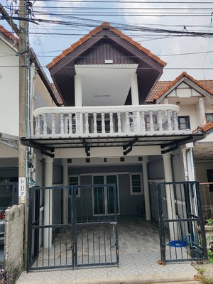 ให้เช่าทาวน์โฮม 2 ชั้น ฟลาวเวอรี่โฮม ซอยวัดสลักเหนือ2 รีโนเวทใหม่ ต่อเติมเต็มพื้นที่ มีลานชั้น 2 ใกล้เมืองทองธานี พร้อมอยู่.TPI-3056.บ้านรีโนเวทใหม่ ฟังก์ชันครบ อยู่สบาย พร้อมเข้าอยู่ทันที ในงบเช่าที่คุ้มมาก.ที่ตั้งฟลาวเวอรี่โฮม ซอยวัดสลักเหนือ 2 ตำบลบ้านใหม่ อำเภอปากเกร็ด นนทบุรี 11120.Google Maps   https://maps.app.goo.gl/Jw9XYndCKDv77Qvm6.ภาพรวมบ้านทาวน์โฮม 2 ชั้น รีโนเวทใหม่ ต่อเติมครบทุกพื้นที�