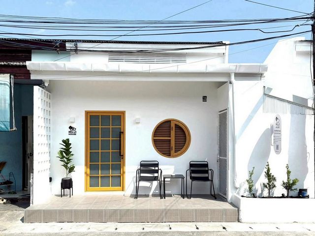 บ้านเช่า 22,000 บาท/เดือน #โซนหนองป่าครั่ง #อ.เมือง #สไตล์มูจิมินิมอล บรรยากาศอบอุ่น เรียบง่าย น่าอยู่ เหมาะทั้งพักผ่อน และอยู่อาศัยระยะสั้น ใกล้เมือง อยู่สบาย ฟีลคาเฟ่ พร้อมเข้าอยู่ทันที #ไม่รับสัตว์เลี้ยงรายละเอียดบ้าน (ต่อ 1 หลัง)• 2 ห้องนอน• 1 ห้องน้ำ• 1 ห้องนั่งเล่น + มินิครัว• 1 ที่จอดรถ (หน้าบ้าน)ค่าเช่า 22,000 บาท/เดือนรวมทำความสะอาด 4 ครั้ง/เดือนสัญญาระยะสั้น ไม่เก�