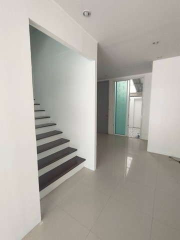ให้เช่าทาวน์โฮม4ชั้น277ตร.ม.ใกล้แฟชั่นไอแลนส์,MRTวงแหวนรามอินทรา ย่านรามอินทราสามารถจดทะเบียนบริษัทได้ราคาเช่า 20,000 บาท / เดือน ( สัญญาเช่าขั้นต่ำ 1 ปี ล่วงหน้า 1 เดือน เงินประกัน 2 เดือน )ที่ตั้ง ถนนรามอินทรา ซอยรามอินทรา แขวงคันนายาว เขตคันนายาว กรุงเทพมหานคร 10230https://www.facebook.com/profile.php?id=61581484955548ติดต่อ : คุณภัสพงณ์ 063-409-8164Line : deedaa23เนื้อที่ 22 ตารางวา พื้นที่ใช้สอย 277 ตารางเมตร จำนวน 4 ชั้น 4ห�