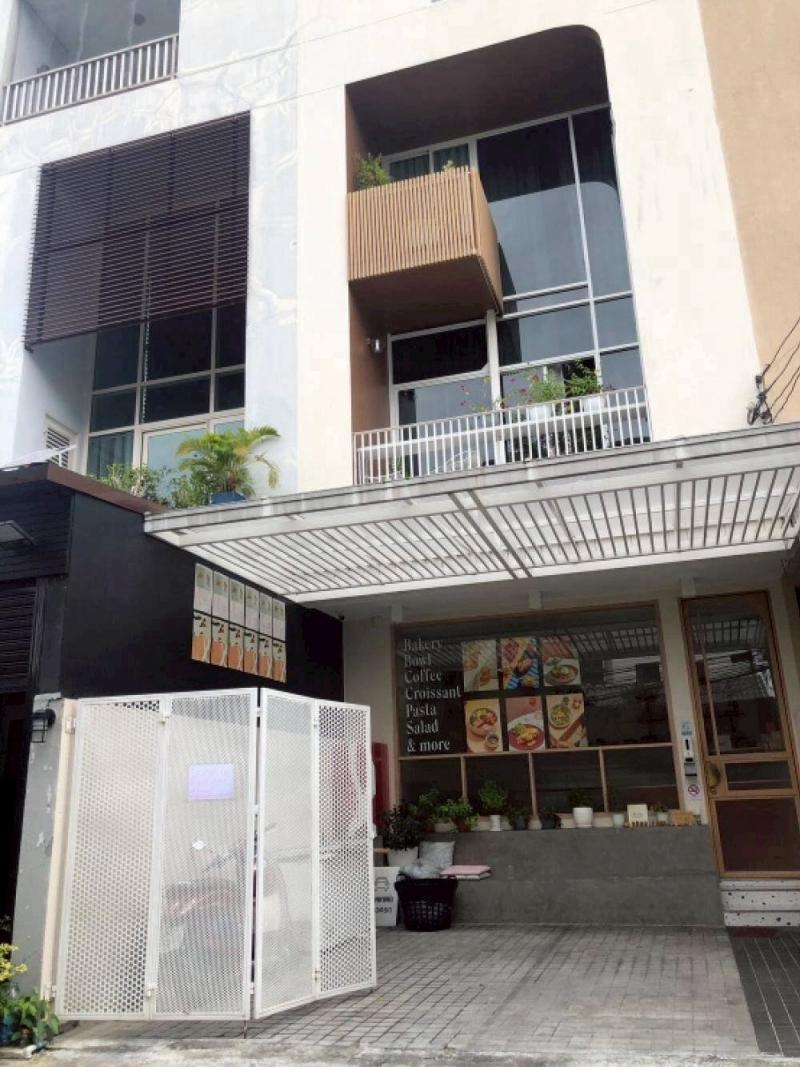 TH.183ขาย ทาวน์โฮม 4 ชั้น ซอยทองหล่อ 19 (สุขุมวิท 55) รายละเอียด-ขนาด 24 ตรว. พื้นที่ใช้สอยประมาณ 220 ตรม &nbsp;-3นอน 4น้ำ 2ห้องครัว (ชั้น 1 กับชั้น 4)&nbsp; -จอดรถ 2 คัน หน้ากว้าง 5 เมตร-มีแอร์ 3 ตัว อยู่ชั้น 2-3-4-ตกแต่งสวย  เหมาะสำหรับเป็นที่พักอาศัย ออฟฟิศสำนักงาน หรือประกอบกิจการต่างๆสถานที่ใกล้เคียง-ใกล้ BTSทองหล่อ -ตัวบ้านอยู่ห่าง 300 เมตร จากปากซอยทองหล่อ 19-การเดินทางสะดวกมาก เข้า-ออก ได้หลา�