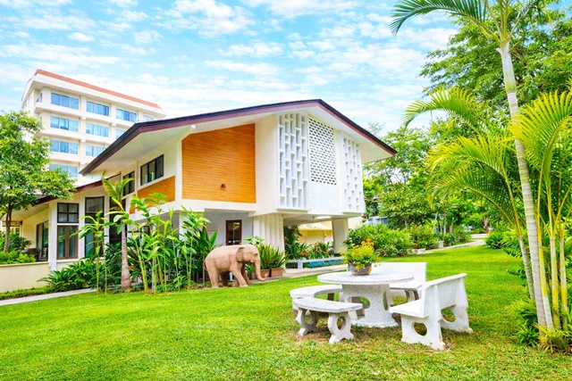  พื้นที่ใช้สอย 500 ตร.ม.  รองรับทีมงานขนาดใหญ่ ใกล้ BTSอารีย์ 750 ม. ราชครู Produciton house Office คฤหาสน์ขนาดใหญ่มาก 12 นอน 500 ตร.ม.  5 น้ำ 84,999B-M. 1ไร่ 200ตรว.Near BTS Ari 750m Ratchakru Production House/Office. A very large mansion with 12beds 500sq.m. 5baths. 84,999 THB-month. 1 rai 200sq.wa. Suitable for large teams.อารีย์1-5ถนนพหลโยธิน1-7 แขวงสามเสนใน เขตพญาไท กรุงเทพมหานครVDO 1minshttps://youtu.be/Z9ZohgZZ_PUขนาดที่ดิน 1 ไร่ 200 ตรว. พื้นที่ใช้สอย 500 ตร.ม.Land size 1 rai 200 sq.wah, usable area 500 sq.m.บ้านเดี่ยวขนาดใหญ่ 2 ชั้น เหมาะทำโฮมออฟฟิศ พร้อมห้�