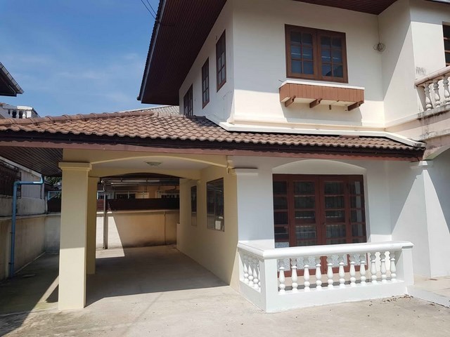 RHT2582 ให้เช่าบ้านเดี่ยว หลังมุม  เหมาะทำโฮมออฟฟิศ ย่านบางพรม ตลิ่งชัน เชื่อมต่อถนนราชพฤกษ์ และถนนพระเทพตัดใหม่ พรานนก-สาย 4 ใกล้ MRT ไฟฉายเนื้อที่  61 ตร.ว. 4 ห้องนอน · 3 ห้องน้ำ จอดรถได้ 2 คันสนใจติดต่อ : คุณเจี๊ยบ092-851-6969Line : keti2522ราคาเช่า 30,000/เดือน ถนนปากน้ำฝั่งเหนือ แขวงบางพรม เขตตลิ่งชัน กรุงเทพมหานคร 10170บ้านเดี่ยว 2 ชั้น ห้องหัวมุม 61 ตร.ว.ทำเลทองพรานนก-ราชพฤกษ์ (บ้านเปล่า สภาพด�
