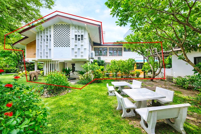 ใกล้ BTSอารีย์ 750 ม. ราชครู Produciton house Office คฤหาสน์ขนาดใหญ่มาก 12 นอน 500 ตร.ม.  5 น้ำ 84,999B-M. 1ไร่ 200ตรว. พื้นที่ใช้สอย 500 ตร.ม.  รองรับทีมงานขนาดใหญ่Near BTS Ari 750m Ratchakru Production House/Office. A very large mansion with 12beds 500sq.m. 5baths. 84,999 THB-month. 1 rai 200sq.wa. Suitable for large teams.อารีย์1-5ถนนพหลโยธิน1-7 แขวงสามเสนใน เขตพญาไท กรุงเทพมหานครVDO 1minshttps://youtu.be/Z9ZohgZZ_PUขนาดที่ดิน 1 ไร่ 200 ตรว. พื้นที่ใช้สอย 500 ตร.ม.Land size 1 rai 200 sq.wah, usable area 500 sq.m.บ้านเดี่ยวขนาดใหญ่ 2 ชั้น เหมาะทำโฮมออฟฟิศ พร้อมห้อ