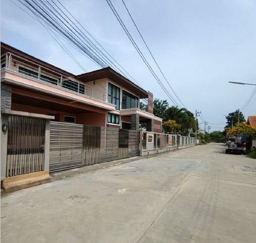   ขาย บ้านเดี่ยว/ทาวน์เฮ้าส์/คอนโด โครงการ ขาย บ้านเดี่ยว  อำเภอเมืองเพชรบุรี เพชรบุรี   ตำบลโพไร่หวาน อำเภอเมืองเพชรบุรี เพชรบุรี  ราคาโปรโมชั่น 5,672,000      บาท    ลดจาก  7,562,000      บาท ราคาโปรโมชั่นตั้งแต่วันที่  13 มีนาคม - 31 พฤษภาคม 2569  รายละเอียดทรัพย์ -  เนื้อที่ 0-2-0  ตารางวา   -  1 ที่จอดรถ  -  บ้านหันไปทางทิศ  ใต้  พิกัดทรัพย์ : https://maps.app.goo.gl/JGhhzikdmk1h8PXg8  สถานที่ใกล้เคียง   -  โรงพยาบาลกรุงเทพเพชร�