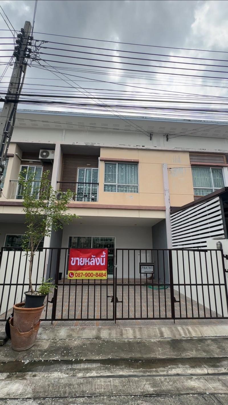 ขายทาวน์เฮ้าส์ 2 ชั้น หมู่บ้านวิลเลตไลท์ พัฒนาการ 38 เขตสวนหลวง กรุงเทพมหานคร ที่ตั้ง : แขวงสวนหลวง เขตสวนหลวง กรุงเทพมหานคร 10250ขนาดพื้นที่ 17.8 ตร.วารายละเอียดทาวน์เฮ้าส์ 2 ชั้น บ้านหันหน้าทิศเหนือ หลังบ้านไม่ติดใคร ลมโกรกตลอดวัน-3 ห้องนอน -2 ห้องน้ำ -จอดรถ 2 คัน-แอร์ 2 เครื่องสิ่งอำนวยความสะดวกโครงการ-สระว่ายน้ำ 15x5 ม.-ฟิตเนส / คลับเฮ้าส์-รปภ. + CCTV 24 ชม.การเดินทางสะดวก-เข้า-อ