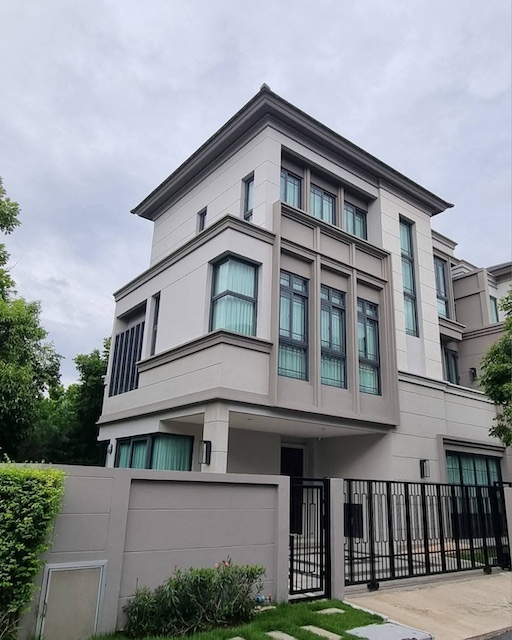 BS1049 ขายบ้านหรู 3 ชั้น โครงการ The Sonne ศรีนครินทร์ บางนา ใกล้เมกะบางนา บ้านแปลงมุม ติดคลับเฮาส์ ราคาดีที่สุดในโครงการติดต่อ Agent คุณบัว (Bua)Tel: 093-646-4597 LINE ID: Bua093ขายบ้านเดี่ยวระดับ Luxury โครงการ The Sonne ศรีนครินทร์ บางนา โดย AP Thailand ทำเลศักยภาพ ใกล้ Mega Bangna และ Central Bangna เดินทางสะดวก ใกล้สนามบินสุวรรณภูมิราคาพิเศษ ต่ำกว่าราคาตลาดในโครงการขาย 14.88  ล้านบาทรายละเอียดทรัพย์บ้าน 3 ชั้น แบบ Duplexเนื้อที่ด�