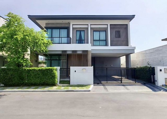 บ้านที่ใช่ ดึงดูดพลังงานดี อยู่แล้วราบรื่น สำเร็จทุกก้าว ที่ Bangkok Boulevard Bangna กม.5 ทำเลเด่น ถนนเมน ใกล้คลับเฮ้าส์ พร้อมเข้าอยู่ทันทีรายละเอียดบ้าน&nbsp;&nbsp;&nbsp;•&nbsp;&nbsp;&nbsp;บ้านเดี่ยว 2 ชั้น&nbsp;&nbsp;&nbsp;•&nbsp;&nbsp;&nbsp;ที่ดิน 53.2 ตร.วา&nbsp;&nbsp;&nbsp;•&nbsp;&nbsp;&nbsp;พื้นที่ใช้สอย 237 ตร.ม.&nbsp;&nbsp;&nbsp;•&nbsp;&nbsp;&nbsp;4 ห้องนอน&nbsp;&nbsp;&nbsp;•&nbsp;&nbsp;&nbsp;4 ห้องน้ำ&nbsp;&nbsp;&nbsp;•&nbsp;&nbsp;&nbsp;จอดรถ 2 คัน&nbsp;&nbsp;&nbsp;•&nbsp;&nbsp;&nbsp;ทิศเหนือ อยู่สบาย ลมดีครบครันพร้อมอยู่&nbsp;&nbsp;&nbsp