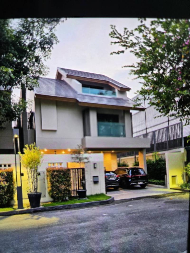 ขายบ้านเดี่ยว บิวท์อินใหม่ทั้งหลัง โครงการไพรเวท เนอวานา ธรู เอกมัย–รามอินทราที่ตั้ง : ซอยโพธิ์แก้ว 3 แยก 11 แขวงคลองจั่น เขตบางกะปิ กรุงเทพฯ 10240ขนาดพื้นที่ :  58 ตร.วาพื้นที่ใช้สอย 320 ตร.ม.รายละเอียดบ้านบ้าน 3 ชั้น-4 ห้องนอน-4 ห้องน้ำ-ที่จอดรถในร่ม 2 คันจุดเด่น-ครัวบิวท์อิน-ตู้บิวท์อินครบ-รีโนเวทบิวท์อินใหม่ทั้งหลัง สวยมาก-มีสวนด้านข้างสถานที่ใกล้เคียง-CentralFestival EastVille-โรง�