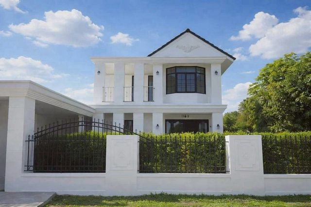 โซนสุเทพ ราคาพิเศษ 8.99 ล้าน บ้าน 2 ชั้น #สไตล์โมเดิร์นคลาสสิค ดีไซน์หรู ลงตัวทุกมุมมอง #ใกล้มช. — มีเพียงหลังเดียวเท่านั้น บ้านกว้าง โปร่ง บรรยากาศเงียบสงบ เดินทางสะดวกมาก #หิ้วกระเป๋าพร้อมเข้าอยู่ได้เลยพื้นที่ดิน 70 ตร.วา | พื้นที่ใช้สอย 202 ตร.ม.4 ห้องนอน | 3 ห้องน้ำ | ครัวไทย + ครัวฝรั่งบิวท์อินจอดรถได้ 3 คันสนามหญ้าส่วนตัว รองรับกิจกรรมครอบครัวติดตั้งระบบไฟ รองรับ EV C