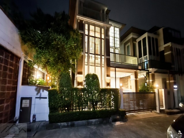 ขายบ้านเดี่ยว 3 ชั้น 310 ตรม. บ้านกลางกรุง เดอะนีซ รัชวิภา ตกแต่งเฟอร์นิเจอร์ครบ ใกล้บองมาร์เช่*** ราคาขาย 21 ล้านบาท *** ราคาเช่า 120,000 บาท/เดือน  ติดต่อ:: ชยา โทร/ID Line:: 0942823961   Link Line:: https://line.me/ti/p/3xFA1An8Kcรหัส# T26-591บ้านเดี่ยว 3 ชั้น บ้านกลางกรุง เดอะนีซ รัชวิภา ใกล้บองมาร์เช่• ขนาดที่ดิน 73.6 ตรว. • พื้นที่ใช้สอย 310 ตรม.• 3 ห้องนอน • 5 ห้องน้ำ • 2 ห้องทำงาน  • มีครัวไทย และครัวฝรั่ง• มีห้องแม่บ้าน พร้อมห�