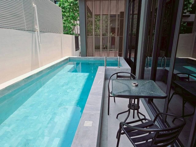 Pool villa 3 ชั้น พร้อมลิฟท์ The Honor Yothinpattana ทำเลลาดพร้าว 101  ถนนลาดพร้าวทำเลทอง ของกินเยอะ เดินทางสะดวกมาก ใกล้เซ็นทรัลอีสต์วิลล์พื้นที่ 460 ตารางเมตร - 5 ห้องนอน 4ห้องน้ำ - พร้อมห้องแม่บ้านและห้องน้ำแยกต่างหาก - ทำเลหน้าสวน- ติดฟิล์มทั้งหลัง- หน้าบ้านไม่ชนใคร- แอร์ทุกห้องนอนรวมถึงห้องแม่บ้าน- เฟอร์นิเจอร์และครื่องใช้ไฟฟ้าครบทุกห้อง ของใหม่ทุกชิ้น- ตกแต่งพร้อมอยู่ - เข้าออก�