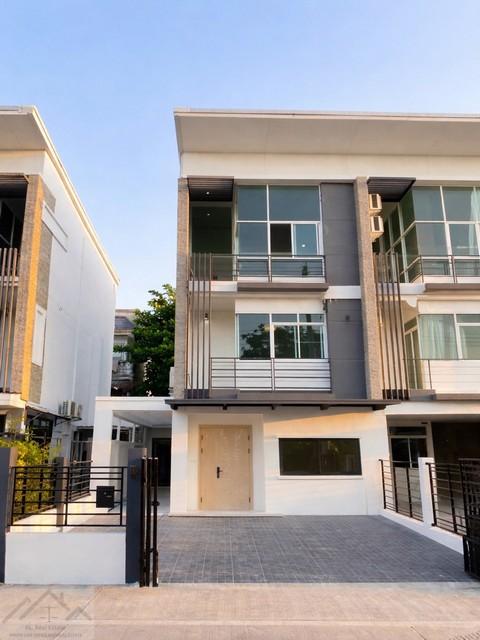 ให้เช่าทาวน์โฮม 3 .5 ชั้น 4 ห้องนอน นาคนิวาส 48 ลาดพร้าว71 รีโนเวทแล้วใหม่พร้อมอยู่ติดต่อ:: ชยา โทร/ID Line:: 0942823961Link Line:: https://line.me/ti/p/3xFA1An8Kcรหัส# T26-627ทาวน์โฮม 3 .5 ชั้น นาคนิวาส 48 ลาดพร้าว71 รีโนเวทแล้วใหม่พร้อมอยู่• เนื้อที่ 34 ตารางวา• พื้นที่ใช้สอย 225 ตรม. แปลงมุม• 4 ห้องนอน 5 ห้องน้ำ• 1 ห้องนั่งเล่น/รับแขก, ห้องครัว พร้อมเคาว์เตอร์ครัว• จอดรถ 2 คัน• หน้าบ้านหันทิศเหนือ มีช่องแสงข้างบ้าน ไม่อึ�