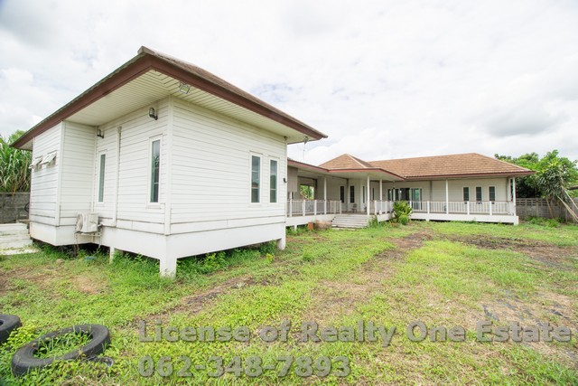 M11833ขายบ้านชั้นเดียว สร้างเอง คลองสอง คลองหลวง ปทุมธานี ราคาดีสุดในย่านนี้บ้านสร้างเองบนที่ดิน 226 ตารางวา พื้นที่ใช้สอยกว้าง 260 ตร.ม. บรรยากาศสงบ ร่มรื่น เหมาะอยู่อาศัยจริงเดินทางสะดวก ใกล้รังสิต ม.กรุงเทพ ม.ธรรมศาสตร์ ฟิวเจอร์พาร์ค และตลาดไทบ้านหลังใหญ่สภาพพร้อมอยู่ ราคานี้หาไม่ได้อีกแล้วในโซนคลองสองบ้านชั้นเดียวสร้างเอง แข็งแรง บนที่ดินขนาด 226 ตารางวาห�