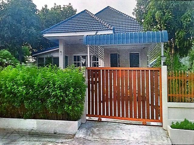 ขายบ้านเดี่ยวชั้นเดียว 120 ตรว. หมู่บ้านกานดา ซอยบางบอน 5 เหลือพื้นที่ด้านข้าง 60 ตรว สร้างบ้านเพิ่มได้ ใกล้โรงเรียนศึกษานารีวิทยาติดต่อ:: ชยา โทร/ID Line:: 0942823961Link Line:: https://line.me/ti/p/3xFA1An8Kcรหัส# T26-630บ้านเดี่ยวชั้นเดียว หมู่บ้านกานดา ซอยบางบอน 5 ใกล้ถนนเอกชัย ใกล้วัดบางบอน• เนื้อที่ 120 ตารางวา• 2 ห้องนอน• 2 ห้องน้ำ• 1 ห้องพระ 1 ห้องโถง• ครัวใน , ครัวนอก• หน้าที่ดินกว้าง 24 เมตร ลึก 30 เมตร• ด้า�